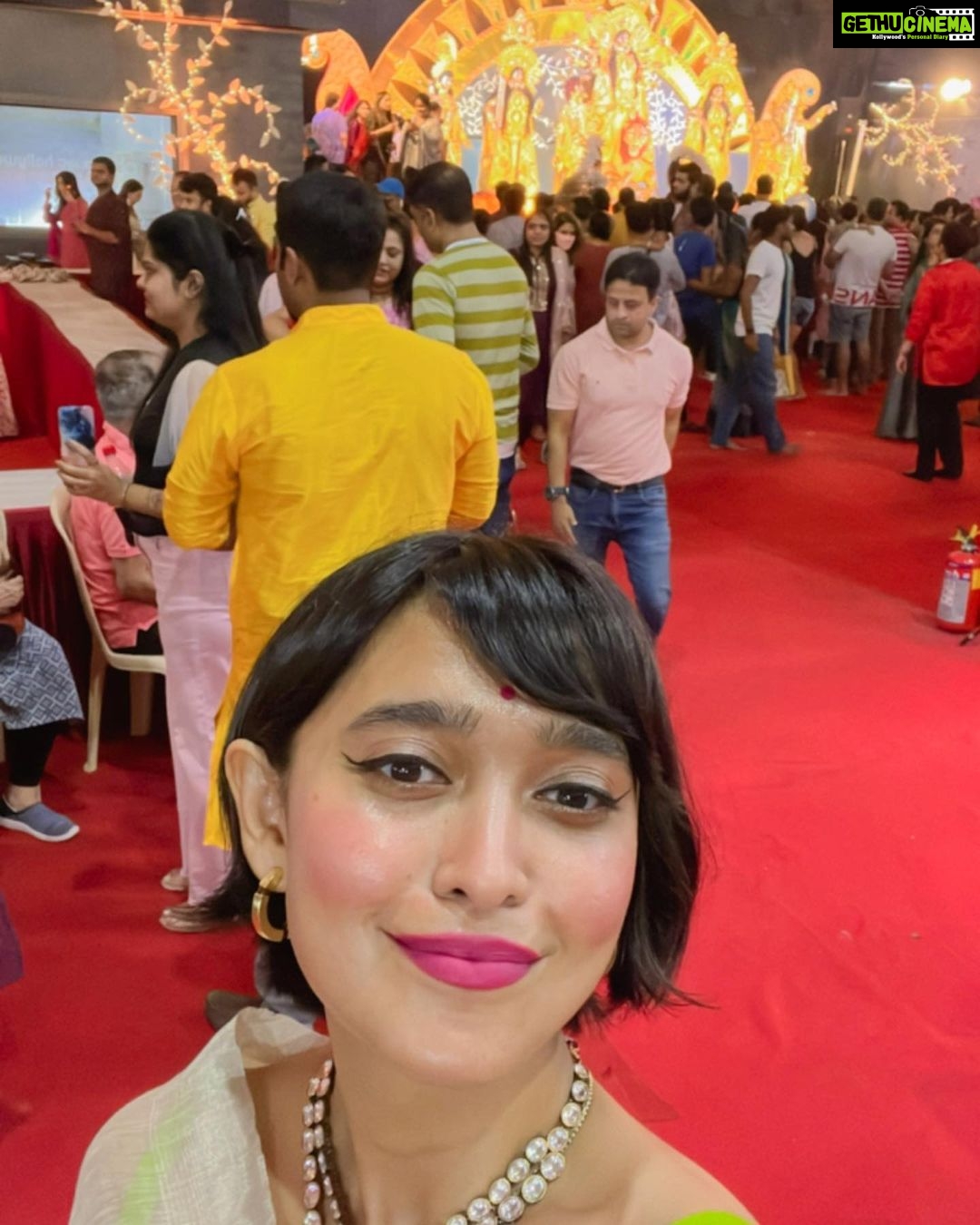 Sayani Gupta Instagram - Shoshti 💚💛