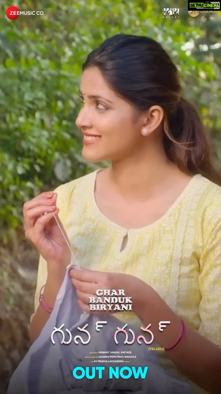 Sayli Patil Instagram - घेऊन येतोय ‘घर, बंदूक, बिरयानी’ या आगामी चित्रपटातलं #गुनगुन गाणं तेलुगू भाषेत. 😍 @nagraj_manjule @sayaji_shinde @akashthosar @sayliipatil @zeestudiosofficial @shariq_patel @mangeshcoolkarni @meashwin @mohitchauhanofficial @hemantawtade @bhushanmanjule @gargeekulkarni @priyanka.dubey4 @kutubinamdar @anuragkulkarni7 @aditi.bhavaraju @vikram_amladi @ganeshacharyaa @vaibhavdeshmukhpoetry #PravinKuwar #Vivek Naik #SantoshBote @mangeshshirke74 #RahulChitnis @anmolbhave @sheshrajmanjule @gadekar616 @avprafullachandra @aatpatproduction @zeemusicmarathi @zeemusiccompany @zeemarathiofficial @zeetalkiesofficial @ZeeYuva @zee5marathi @zee5 #ZeeStudios #GharBandookBiryani #GBB