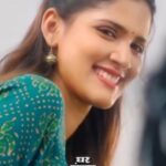 Sayli Patil Instagram - प्रेमाची भावना मनात फुलली तर सारं जगच गुलाबी होऊन जातं, व्हलेंटाईन्स डे निमित्त सादर करत आहोत ‘घर, बंदूक, बिरयानी’ मधलं गाणं #गुनगुन Bio लिंकवर क्लिक करा आणि हे गाणं तुमच्या स्पेशल व्यक्तीसोबत पाहा. #ZeeStudios #GharBandookBiryani #GBB