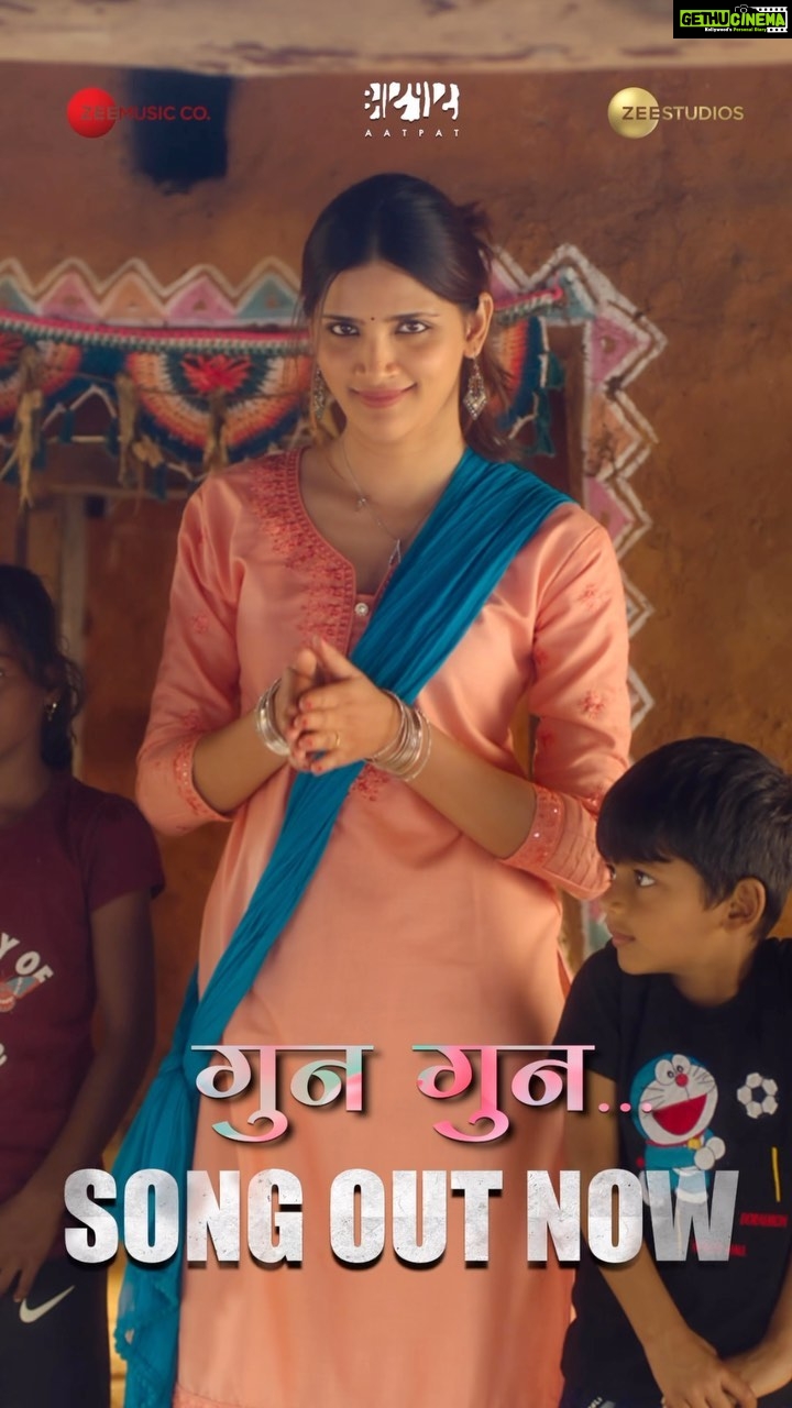 Sayli Patil Instagram - प्रेमाची भावना मनात फुलली तर सारं जगच गुलाबी होऊन जातं, व्हलेंटाईन्स डे निमित्त सादर करत आहोत ‘घर, बंदूक, बिरयानी’ मधलं गाणं #गुनगुन Bio लिंकवर क्लिक करा आणि हे गाणं तुमच्या स्पेशल व्यक्तीसोबत पाहा. @nagraj_manjule @sayaji_shinde @akashthosar @sayliipatil @zeestudiosofficial @shariq_patel @mangeshcoolkarni @meashwin @mohitchauhanofficial @hemantawtade @bhushanmanjule @gargeekulkarni @priyanka.dubey4 @kutubinamdar @vikram_amladi @anmolbhave @sheshrajmanjule @gadekar616 @avprafullachandra @aatpatproduction @zeemusicmarathi @zeemusiccompany @zeemarathiofficial @zeetalkiesofficial @ZeeYuva @zee5marathi @zee5 #ZeeStudios #GharBandookBiryani #GBB