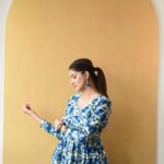 Sayli Patil Instagram - गोंदलं पंखानं आभाळ हे निळं 💙 . . Outfit by @boutiquemanjus Styled by @boutiquemanjus @aditya_dudkekar Clicked by @kaustubh_gokhale . . #GBB#gharbandukbiryani#saylipatil