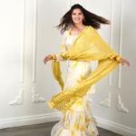 Sayli Patil Instagram - मोहाच्या फुलानं सजलंय सारं जिनं 🌼 . . Outfit by @boutiquemanjus Styled by @boutiquemanjus @aditya_dudkekar Clicked by @kaustubh_gokhale . #GBB#gharbandukbiryani#saylipatil