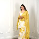 Sayli Patil Instagram - मोहाच्या फुलानं सजलंय सारं जिनं 🌼 . . Outfit by @boutiquemanjus Styled by @boutiquemanjus @aditya_dudkekar Clicked by @kaustubh_gokhale . #GBB#gharbandukbiryani#saylipatil