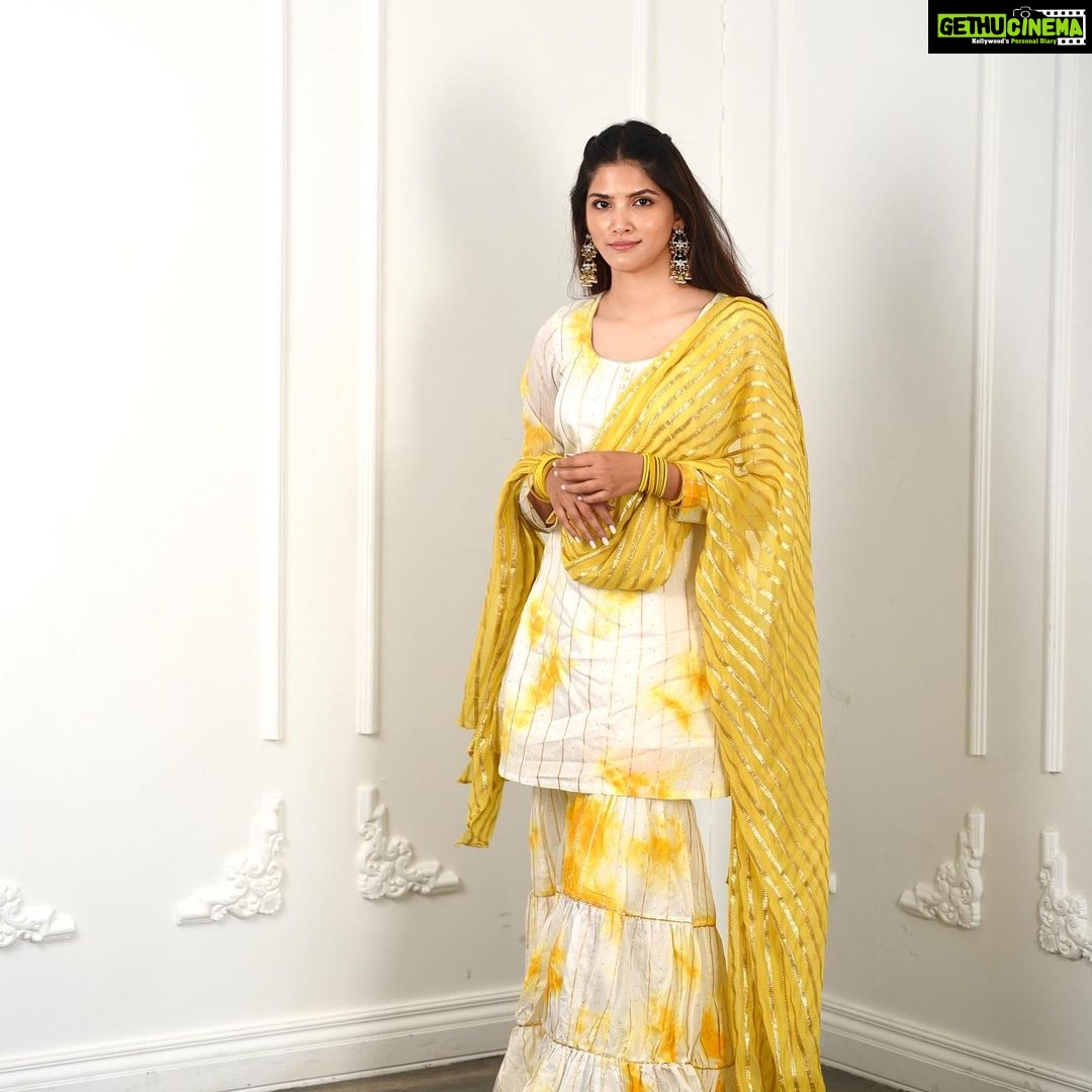 Sayli Patil Instagram - मोहाच्या फुलानं सजलंय सारं जिनं 🌼 . . Outfit by @boutiquemanjus Styled by @boutiquemanjus @aditya_dudkekar Clicked by @kaustubh_gokhale . #GBB#gharbandukbiryani#saylipatil