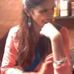 Sayli Patil Instagram - 🫣🤣 . Some funny BTS shot by @simranashwini ♥️ Ghar banduk biryani in Cinemas 😎 #gharbandukbiryani #saylipatil