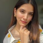 Sayli Patil Instagram - Sunshine and good vibes ✨☀️ . Jewellery @snastudios