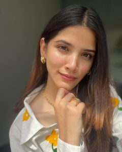 Sayli Patil Instagram - Sunshine and good vibes ✨☀️ 
.
Jewellery @snastudios