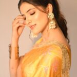 Sayli Patil Instagram - ‘Ghar bandook Biryani’ premiere 💛🫶 . . Makeup and hair by @makeupartist_shraddha28 Styling by - @stylist_tej @tej_akre Outfit by - @shhuddhdesi @sd_r_studio Clicked by @kaustubh_gokhale #gharbandukbiryani