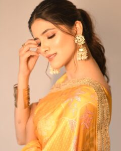 Sayli Patil Instagram - ‘Ghar bandook Biryani’ premiere 💛🫶
.
.
Makeup and hair by @makeupartist_shraddha28 
Styling by - @stylist_tej  @tej_akre
Outfit by - @shhuddhdesi  @sd_r_studio
Clicked by @kaustubh_gokhale 

#gharbandukbiryani