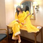 Sayli Patil Instagram - भेटीच्या ओढीनं मन झालंया दीवानं….💛 फक्त ३ दिवस Outfit by @boutiquemanjus Styled by @boutiquemanjus @aditya_dudkekar #gharbandukbiryani