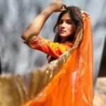 Sayli Patil Instagram - रंगतो असा जिवाचा खेळ…🧡 . . Outfit by @boutiquemanjus Styled by @boutiquemanjus @aditya_dudkekar #gharbandukbiryani#GBB#7thapril#saylipatil