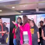 Sayli Patil Instagram – खुप प्रेम 🫶☺️

उत्साह, जल्लोष, टाळ्या आणि तुमच्या अफाट प्रेमासह ‘घर, बंदूक, बिरयानी’चा महाराष्ट्र दौरा अजूनही सुरूच…भेटूया तुमच्या शहरात!

@nagraj_manjule @sayaji_shinde @akashthosar @sayliipatil @zeestudiosofficial  @shariq_patel @mangeshcoolkarni @meashwin @mohitchauhanofficial @hemantawtade @deepti.devi @shwethambari_ @bhushanmanjule @gargeekulkarni @priyanka.dubey4 @kutubinamdar @vikram_amladi @ganeshacharyaa @vaibhavdeshmukhpoetry #PravinKuwar #VivekNaik #SantoshBote @mangeshshirke74 #RahulChitnis @anmolbhave @sheshrajmanjule @gadekar616 @avprafullachandra @aatpatproduction @zeemusicmarathi @zeemusiccompany @zeemarathiofficial @zeetalkiesofficial @ZeeYuva @zee5marathi @zee5

#ZeeStudios #GharBandookBiryani #GBB