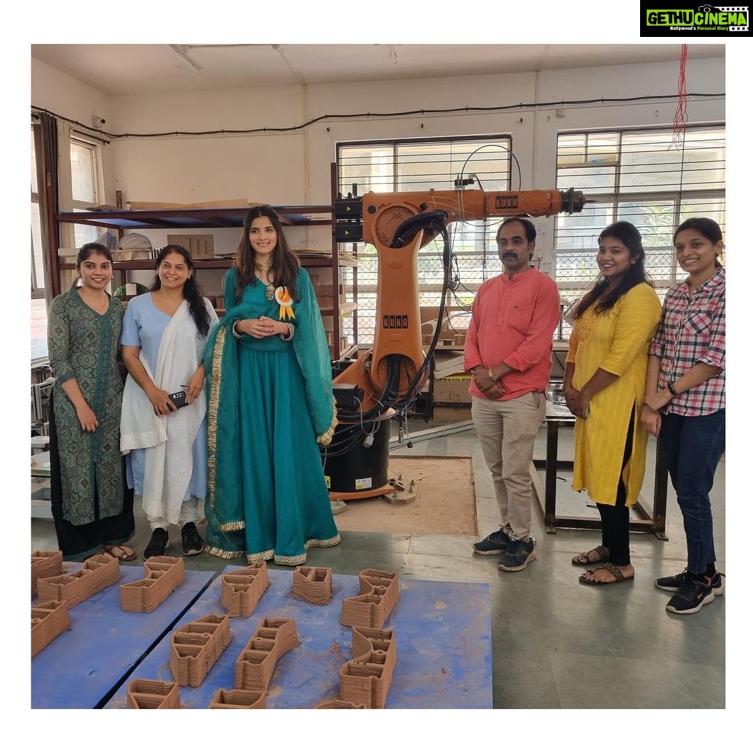 Sayli Patil Instagram - 🫶!! B.N.C.A. This place !! My college!! Feels like coming back home. Few years back I was spotted and shortlisted for the film Sairat at this campus. Then a new journey began.. Became an Architect and an Actor. BNCA is special. ♥️ This gives me immense pleasure to be called as a guest here. Thank you for inviting me @mahesh_bangad @dr_anurag_kashyap_bnca @bncaofficial ☺️ #grateful#nostalgic Dr. B.N.College of Architecture