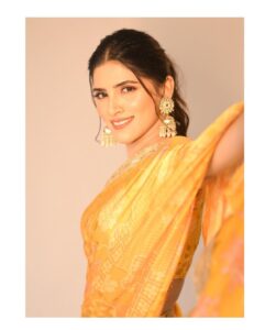 Sayli Patil Instagram - ‘Ghar bandook Biryani’ premiere 💛🫶
.
.
Makeup and hair by @makeupartist_shraddha28 
Styling by - @stylist_tej  @tej_akre
Outfit by - @shhuddhdesi  @sd_r_studio
Clicked by @kaustubh_gokhale 

#gharbandukbiryani