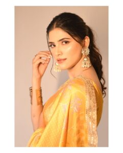 Sayli Patil Instagram - ‘Ghar bandook Biryani’ premiere 💛🫶
.
.
Makeup and hair by @makeupartist_shraddha28 
Styling by - @stylist_tej  @tej_akre
Outfit by - @shhuddhdesi  @sd_r_studio
Clicked by @kaustubh_gokhale 

#gharbandukbiryani