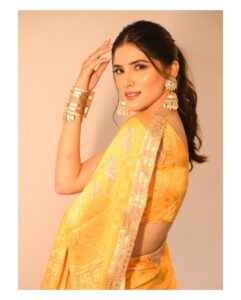 Sayli Patil Instagram - ‘Ghar bandook Biryani’ premiere 💛🫶
.
.
Makeup and hair by @makeupartist_shraddha28 
Styling by - @stylist_tej  @tej_akre
Outfit by - @shhuddhdesi  @sd_r_studio
Clicked by @kaustubh_gokhale 

#gharbandukbiryani