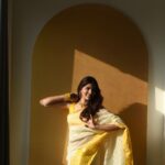 Sayli Patil Instagram - ‘Show time’ 💛 . . Some sarees are special 🫶 📷 @kaustubh_gokhale #gharbandukbiryani