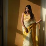 Sayli Patil Instagram - ‘Show time’ 💛 . . Some sarees are special 🫶 📷 @kaustubh_gokhale #gharbandukbiryani