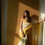 Sayli Patil Instagram – ‘Show time’ 💛
.
.
Some sarees are special 🫶
📷 @kaustubh_gokhale 
#gharbandukbiryani