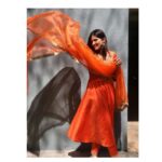 Sayli Patil Instagram - रंगतो असा जिवाचा खेळ…🧡 . . Outfit by @boutiquemanjus Styled by @boutiquemanjus @aditya_dudkekar #gharbandukbiryani#GBB#7thapril#saylipatil