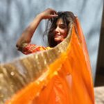 Sayli Patil Instagram - रंगतो असा जिवाचा खेळ…🧡 . . Outfit by @boutiquemanjus Styled by @boutiquemanjus @aditya_dudkekar #gharbandukbiryani#GBB#7thapril#saylipatil