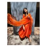 Sayli Patil Instagram - रंगतो असा जिवाचा खेळ…🧡 . . Outfit by @boutiquemanjus Styled by @boutiquemanjus @aditya_dudkekar #gharbandukbiryani#GBB#7thapril#saylipatil