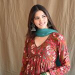 Sayli Patil Instagram – उरात झुळुका, जिवात गलका
मनात गं नवलाई….🌹

.

Outfitby @boutiquemanjus 
Styled by @boutiquemanjus @aditya_dudkekar 
Clicked by @kaustubh_gokhale 
.
.
#GBB#gharbandukbiryani#saylipatil