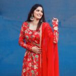 Sayli Patil Instagram - झुलतंय बेहोशीनं काळीज गं खुळं….♥️ . . For चला हवा येऊ द्या Styling by - @stylist_tej @tej_akre Outfit by - @shhuddhdesi @sd_r_studio Clicked by - @prashikgaikwad5769 @bhushanmanjule 😊 #GBB #7thApril