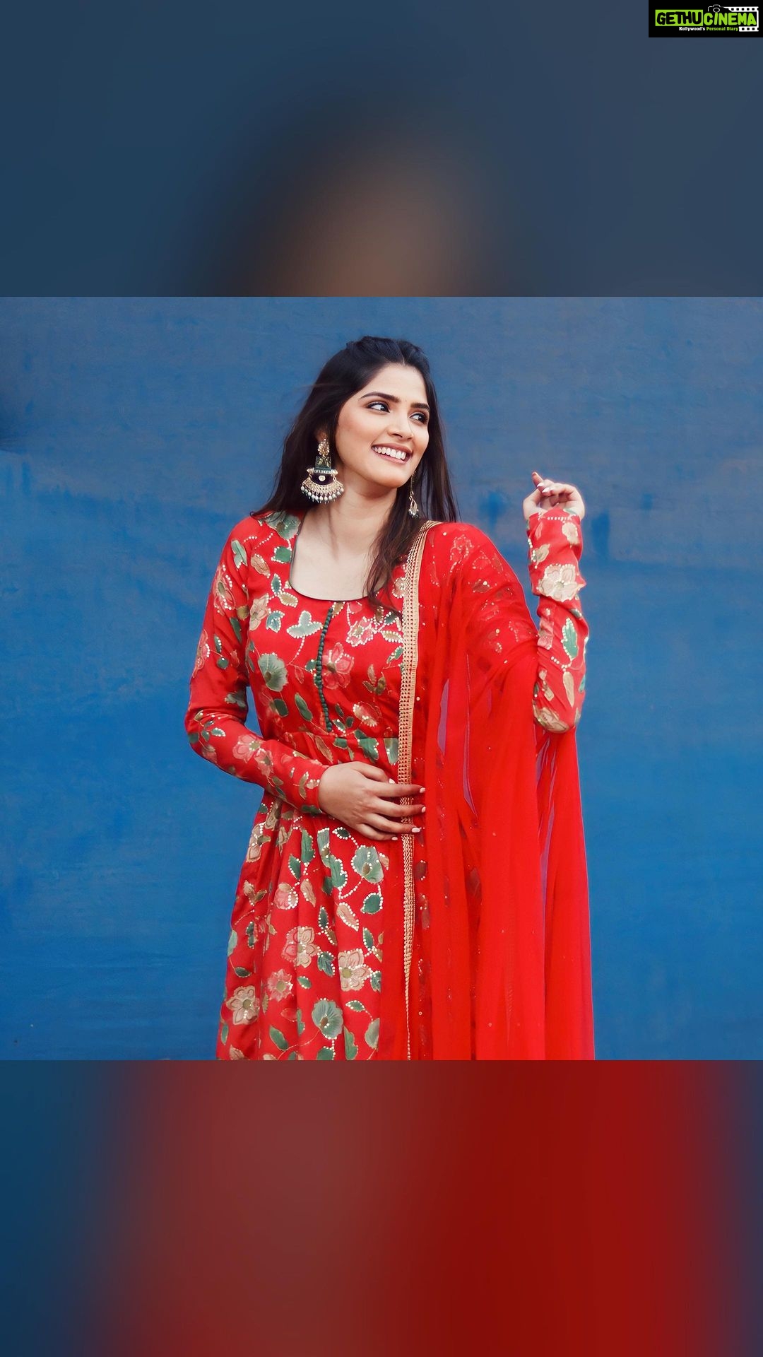 Sayli Patil Instagram - झुलतंय बेहोशीनं काळीज गं खुळं….♥️ . . For चला हवा येऊ द्या Styling by - @stylist_tej @tej_akre Outfit by - @shhuddhdesi @sd_r_studio Clicked by - @prashikgaikwad5769 @bhushanmanjule 😊 #GBB #7thApril