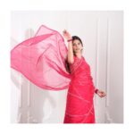 Sayli Patil Instagram - 🌹✨ . . Outfit by @labelbymanjushakunjir Styling by @aditya_dudkekar Video by @kaustubh_gokhale #gharbandukbiryani #saylipatil