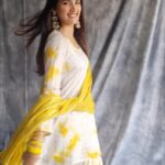 Sayli Patil Instagram - 💛💛💛 Outfit by @boutiquemanjus Styled by @boutiquemanjus @aditya_dudkekar .clicked by @kaustubh_gokhale . #GBB#gharbandukbiryani#saylipatil