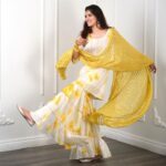 Sayli Patil Instagram - मोहाच्या फुलानं सजलंय सारं जिनं 🌼 . . Outfit by @boutiquemanjus Styled by @boutiquemanjus @aditya_dudkekar Clicked by @kaustubh_gokhale . #GBB#gharbandukbiryani#saylipatil