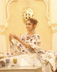 Sharmin Segal Instagram - As the thali approaches 👀 but first... apron #messyeater 
Thank youu @mer_rohit_4242 for preventing a disaster!