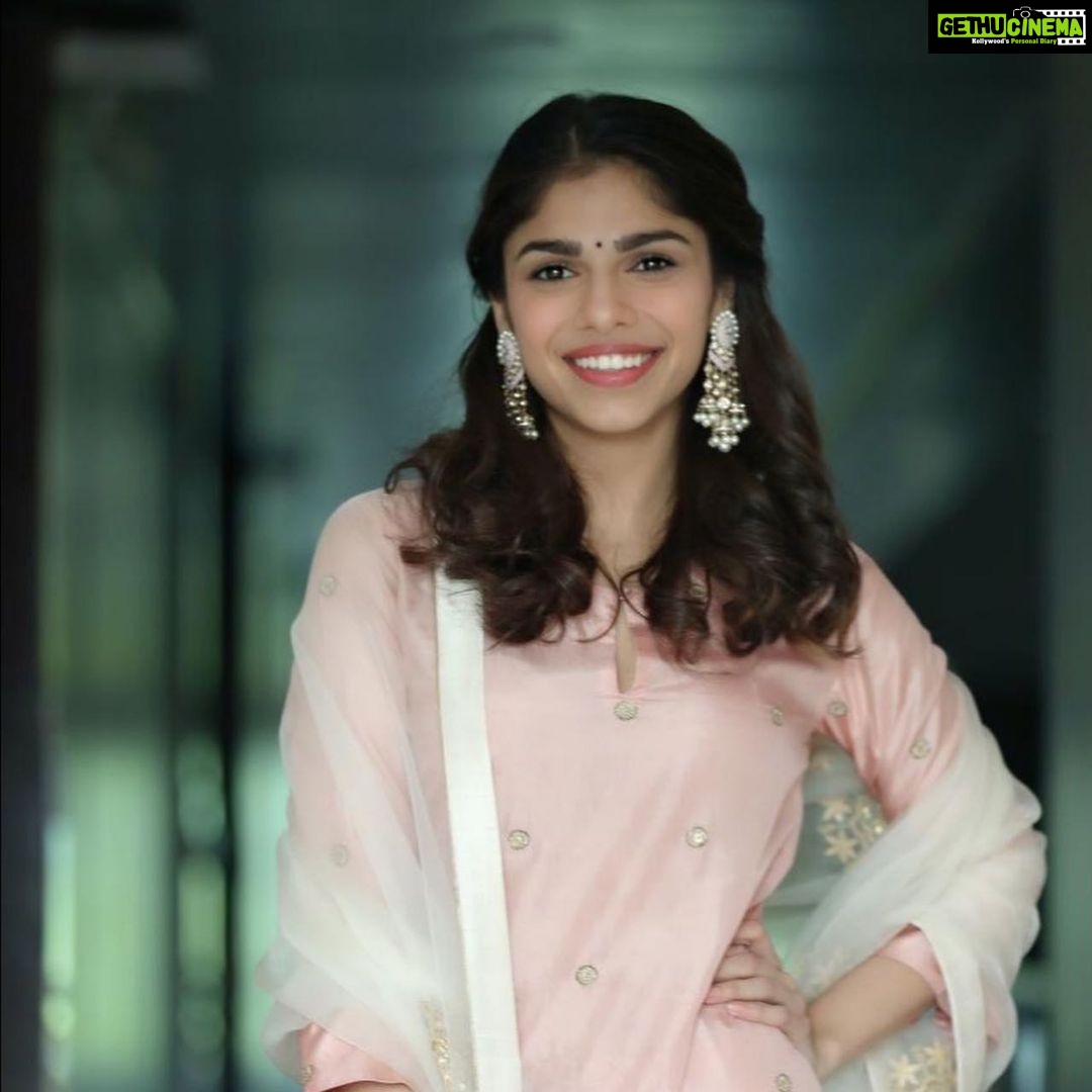 Sharmin Segal Instagram - Puneee 💕 #malaal #udhalho 👗: @lajjooc @stylebyami @tanyamehta27 💎 : @anmoljewellers 👠: @crimzonworld 💄 : @loveleen_makeupandhair 💇🏽♀️ : @hairbyhaseena Pune, Maharashtra