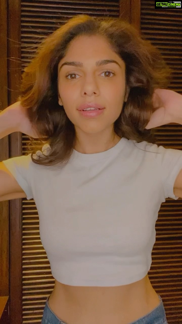 Sharmin Segal Instagram - I usuallly let my hair dry on it’s own, cause my hair is really thin. But since I have cut it shorter than it has even been, it dries in a very weird way! 🤔 but now thanks to the #dysonairwrap my hair always looks perfect and I’m not afraid of my hair getting fried because of the intelligent heat control technology!! A must have machine as part of your vanity! Perfect curls perfect smoothness! Salon like hair at home 🥰 #GoodbyeExtreemHeat #DysonHairAtHome @dyson_india USEFUL TIP: after curling one section turn the machine off and then pull out of your hair. So that the curl stays intact. 🤗