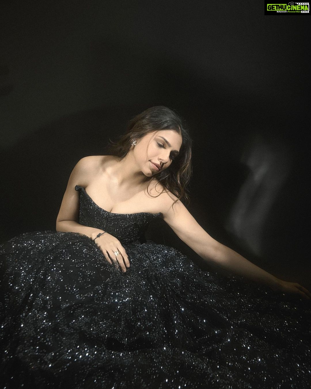 Sharmin Segal Instagram - 📸: @gohil_jeet 💃🏽: @anshikaav 💄: @ayeshaqmakeup 💇🏽♀️: @hairstylistwahida_