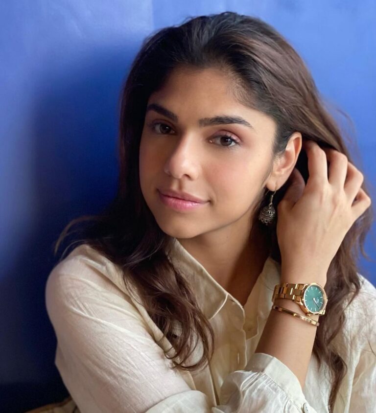 Sharmin Segal Instagram - Emerald on my mind! Introducing the new #IconicLinkEmerald from @danielwellington, with a darker and even more stunning forest green dial to elevate your style! Shop this watch or any of your favourites from the collection and get a 15% off with my code DWSHARMIN #Danielwellington #ad