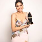 Sharvari Wagh Instagram - They say, 'Firsts are always special..' and indeed what a beautiful and gratifying year this has been!!💕 Tonight's been special for simply two reasons- I celebrate one year of my debut with #BuntyAurBabli2 and here it is, reiterating my love and passion for movies 🎥🎬... This beautiful @filmfareme trophy! Thank you so much for honouring me with the title of 'Star In The Making' ✨ Truly grateful! 🙏🏼 Dubai, United Arab Emirates