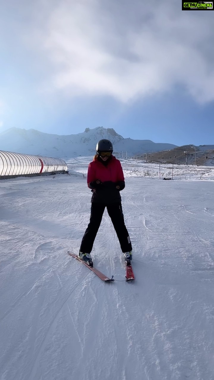 Sharvari Wagh Instagram - First ever ski day!!⛷️🚠🏔️ My hands are cold but my heart is warm 🥰 A Very Merry Christmas everyone!🎄⛄️ Mount Erciyes