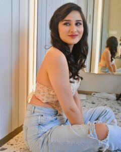 Sheen Dass Instagram - Smile ! 📸📸
.
Photographer- @ayushreetari.films 
Hair - @siddhi_hairstylist 
Makup - @anshulsaraogi_mua 
.
.
#photooftheday #photoshoot #hairstyles #makeup #studio #photoshoot #look #style #fashion #love #instagood