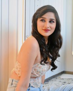 Sheen Dass Instagram - Smile ! 📸📸
.
Photographer- @ayushreetari.films 
Hair - @siddhi_hairstylist 
Makup - @anshulsaraogi_mua 
.
.
#photooftheday #photoshoot #hairstyles #makeup #studio #photoshoot #look #style #fashion #love #instagood