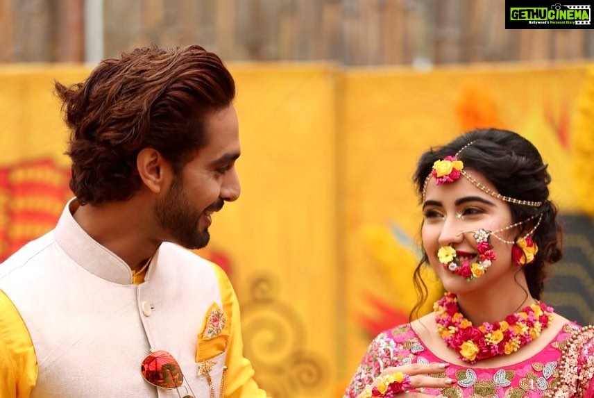 Sheena Bajaj Instagram - Happy karwachauth to all wonderful women ,may the mangalsutra bind u forever n may the sindoor,may ur mehndi always be as deep as ur love β€οΈ π§π»ββοΈππ @rohitpurohit08 happy karwachauth my forever