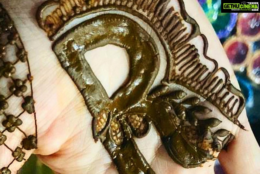 Sheena Bajaj Instagram - Happy karwachauth to all wonderful women ,may the mangalsutra bind u forever n may the sindoor,may ur mehndi always be as deep as ur love β€οΈ π§π»ββοΈππ @rohitpurohit08 happy karwachauth my forever