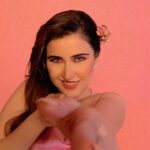 Sheena Bajaj Instagram – @jadoocosmetics Rose or Mango Jadoo Lipbalm ???
Which is your Favourite?
lock the moisturize that your lips need.
Shop now link in bio & Also Available on Amazon.
Versorgen Sie Ihre Lippen mit der Feuchtigkeit, die sie brauchen.
Jetzt kaufen-Link in der Bio. Auch bei Amazon erhältlich.
Shot the very talented @riyabajaj_photography
mua @sunny_makeup_artist