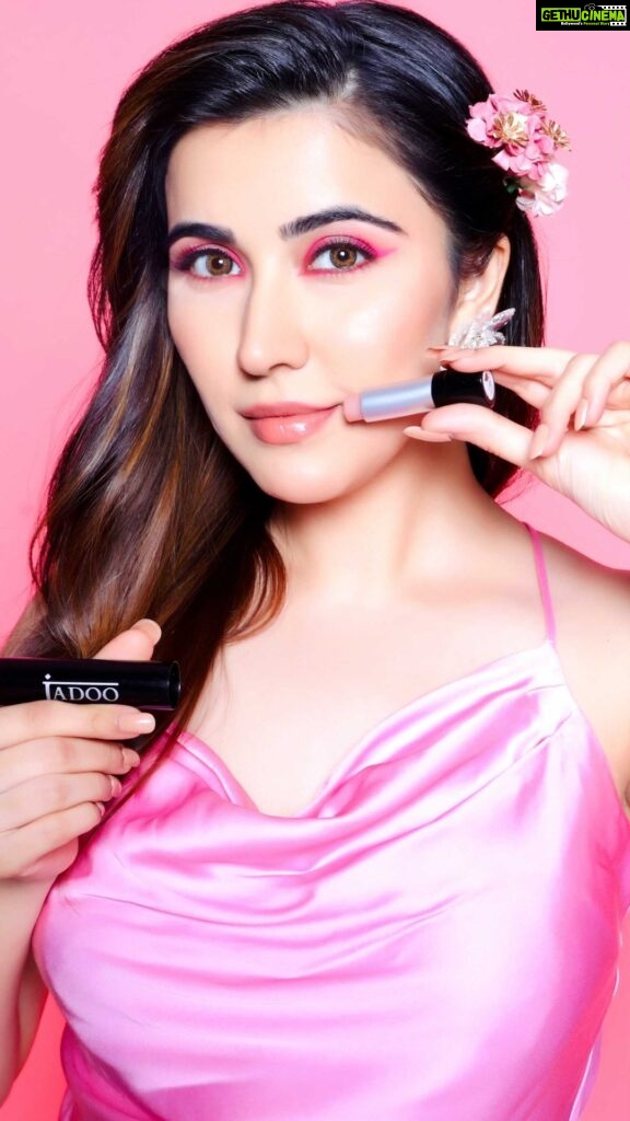 Sheena Bajaj Instagram - Hydrate and protect your lips with @jadoocosmetics a german based cosmetic brand that will nourish your lips. Shop from their website . Photographer @riyabajaj_photography Makeup by @sunny_makeup_artist Production @silverscreenagency @anjubajajcasting bts from the shoot ! Pictures coming soon! #beautybrandshoot #cosmetics #beautyshoots #skincare #sheenabajaj #riyabajajphotography