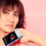 Sheena Bajaj Instagram - 🎄Merry Christmas🎄 Wish that each one of you is happy and blessed. Spread smiles, love and laughter all around you. . . . Frohe Weihnachten an unsere JADOO Familie! Wir wünschen jedem Einzelnen von euch Freude und Glück! Verbreite Lächeln, Liebe und Lachen in deinem Leben und alles Gute kommt zu dir zurück. #froheweihnachten #verbreiteliebe #jadooforlips #lipbalm #magicforlips #jadoocosmetics #lipbalm #skincare #hydration #lipcare #lipbalmsingermany #moisturization #skincare #jadoolipbalm #lipbalm #lipbalms