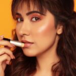 Sheena Bajaj Instagram – In love Wid my jawline n flavours of @jadoocosmetics feels amazing being a brand ambassador for a German skin care n cosmetic brand comming to India soon……Mango lipbalms !! #lipbalms #germanbrand #lipbalmingermany #jadoolipbalms #jadoolipbalm #staymoisturized #stayfitdontquit …how many fans I have from Germany comment down below 👇 
Shot by @riyabajaj_photography 
💄makeup n hair by @sunny_makeup_artist