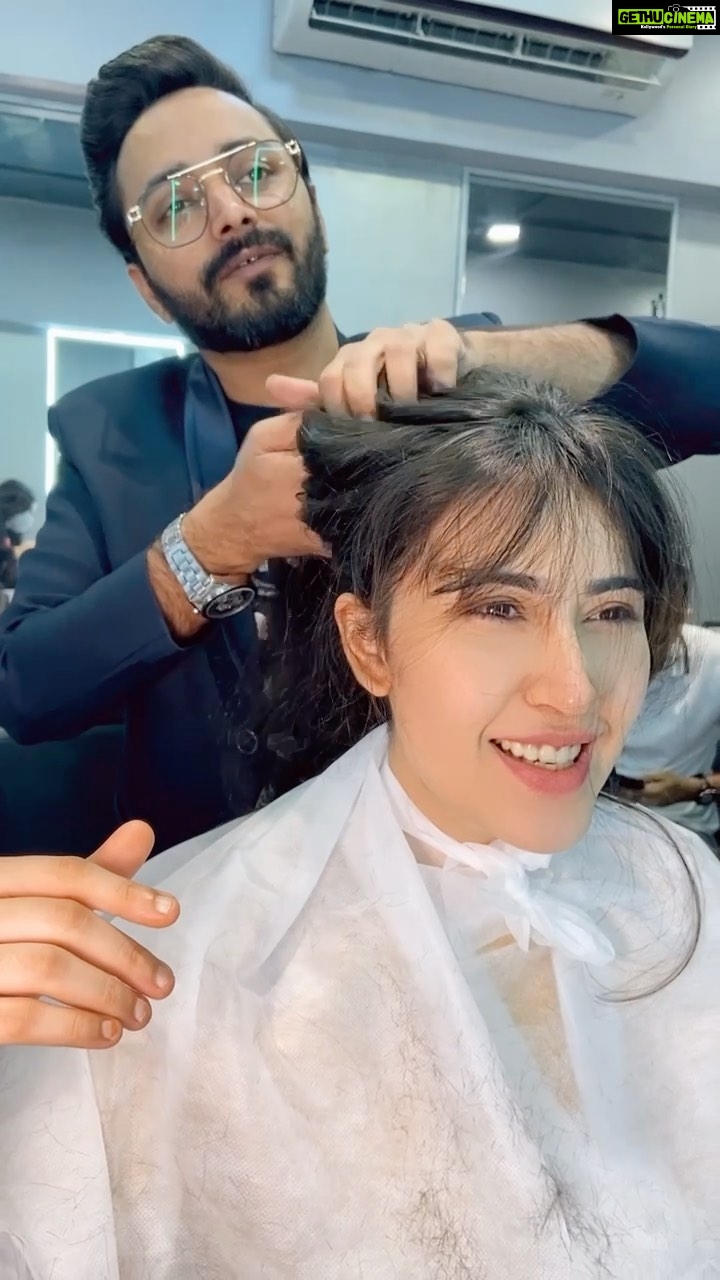 Sheena Bajaj Instagram - Was planning to change my look from very long n go from long hair to best of luck nikki hair finally I’m looking years younger ty @sameersalmani sameersalmani for the lovely makeover muse @imsheenabajaj #trasformationday