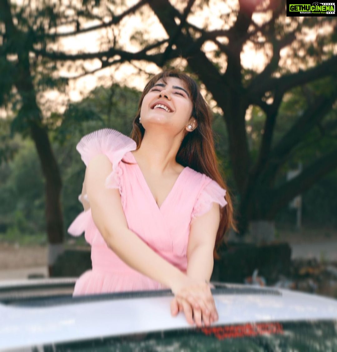 Sheena Bajaj Instagram - Whoever said money can’t buy happiness 😂never bought their fav cars 😉#withtheirhardearnedmoney😉 good morning pll ❤️ Shot by @riyabajaj_photography