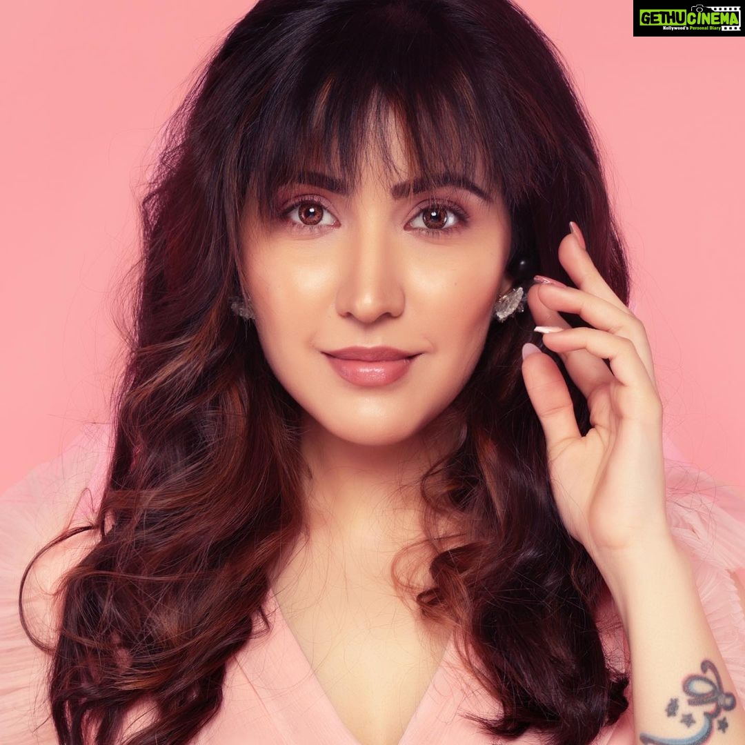 Sheena Bajaj Instagram - She remembered how powerful she was and her capability to achieve things & then the game changed🌸🌸 Photographer @riyabajaj_photography mua @sunny_makeup_artist